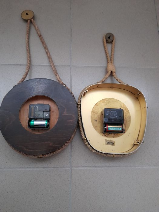 Doua ceasuri Retro pe frânghie