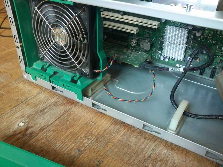 Сървър Fujitsu PRIMERGY TX200 S4 2xCPU 8-ядрен 12GB RAM + подарък