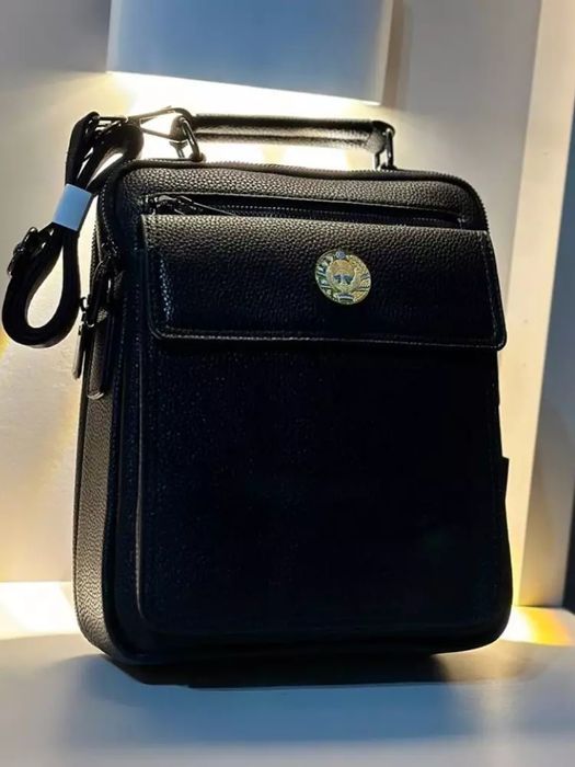 O‘zbekiston gerbi tushirilgan sumka
Bu oddiy sumka emas — bu uslub, si