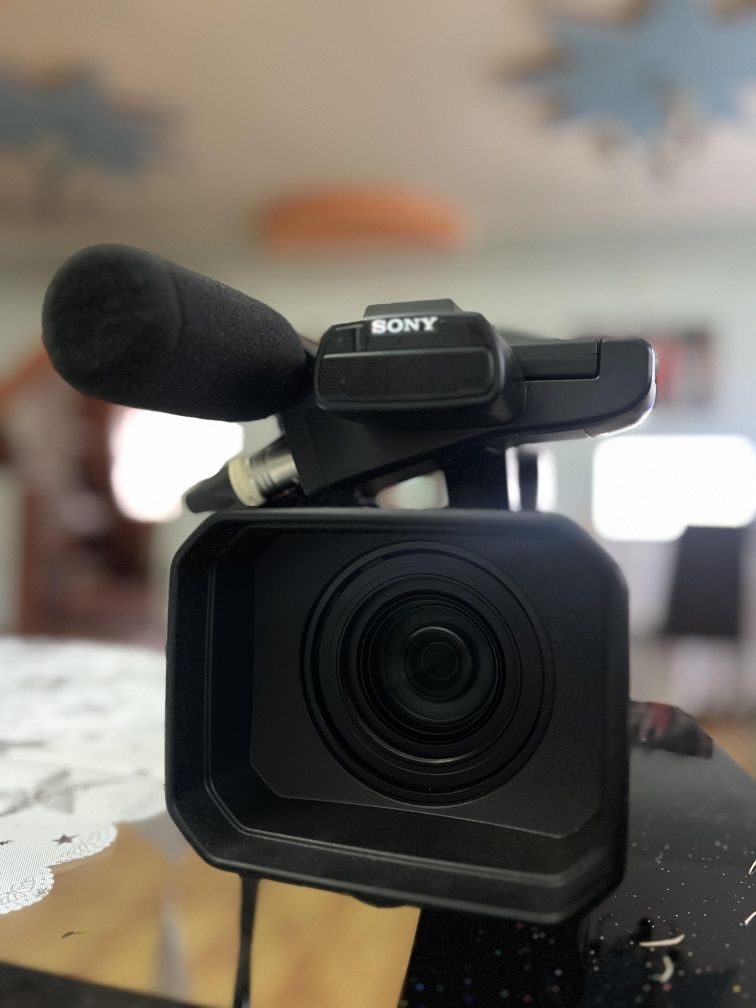 Vând camera Sony HXR-NX200 4K camcorder