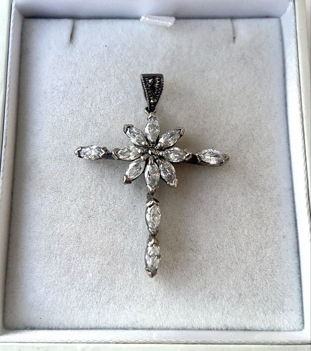 Pandantiv in forma de cruce din argint cu zirconii