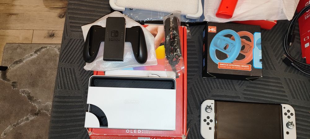 Nintendo Switch OLED – пълен комплект + аксесоари! Идеален за Коледа