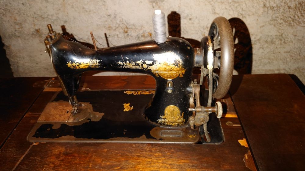 Masina de cusut SINGER