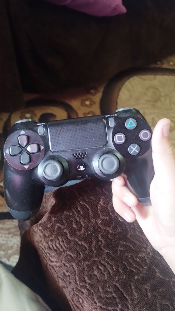 Playstation 4 slim едишън с всички нужни кабели и един джойстик