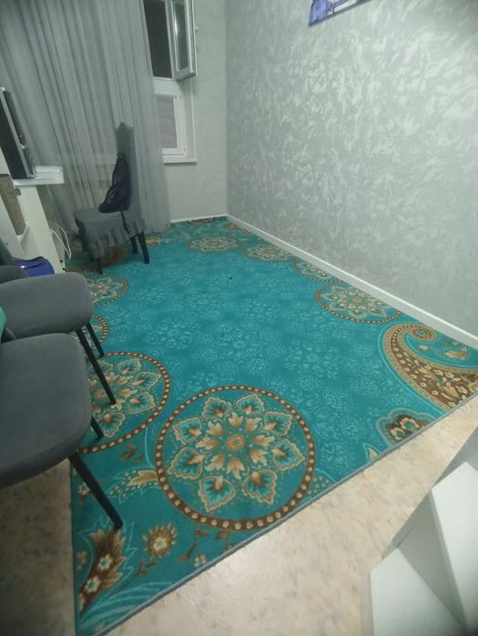 Поодается ковер  бирюзового цвета, б/у. Размер 3,30 х 1,90 м