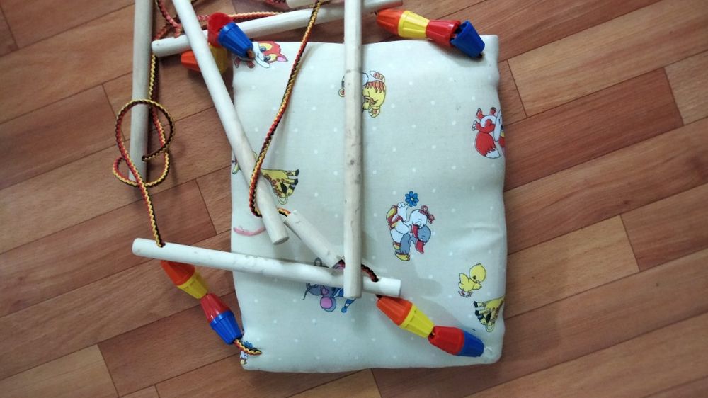 качели деревянные для малышей