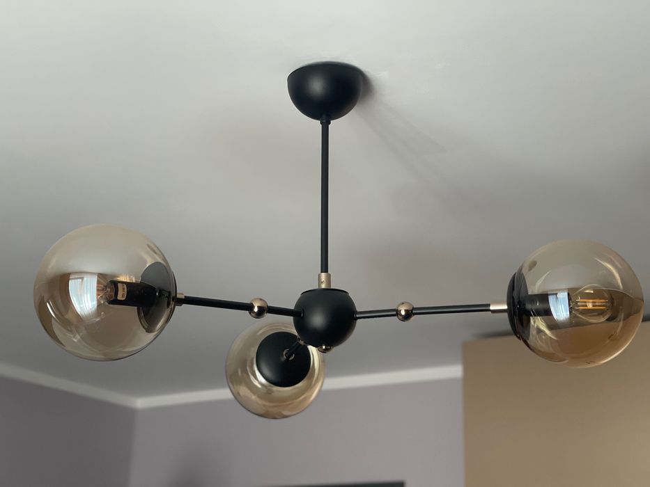 Lustră neagră cu accesorii aurii