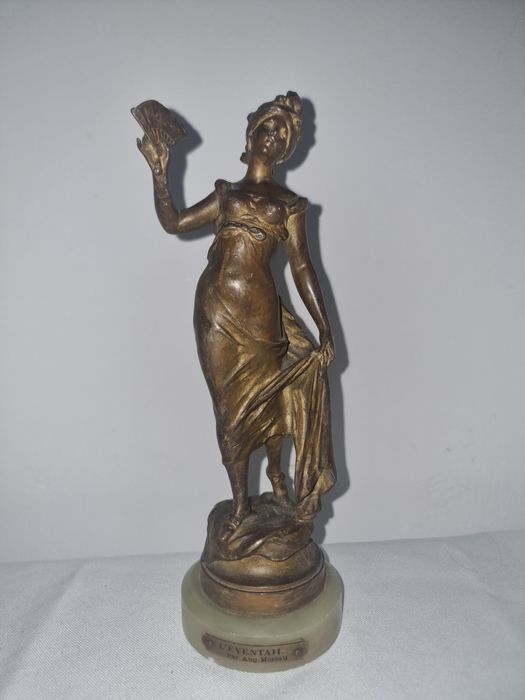 Statuetă din bronz L Eventail semnată Auguste Moreau