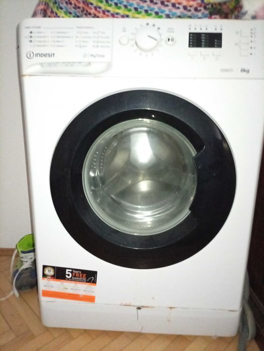 De  văzare aragaz și mașina de spălat și o pătură