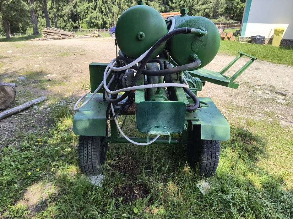 Spărgător lemne cu rampa hidraulica și cârlig remorcare.