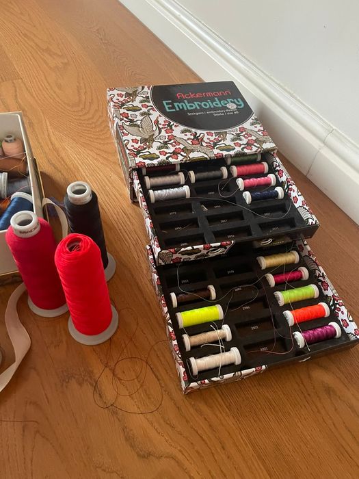 Set ata de brodat Madeira și Akerman plus suport