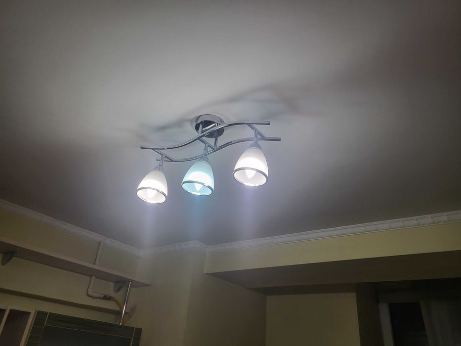 Продам одну люстру и настенные светильники