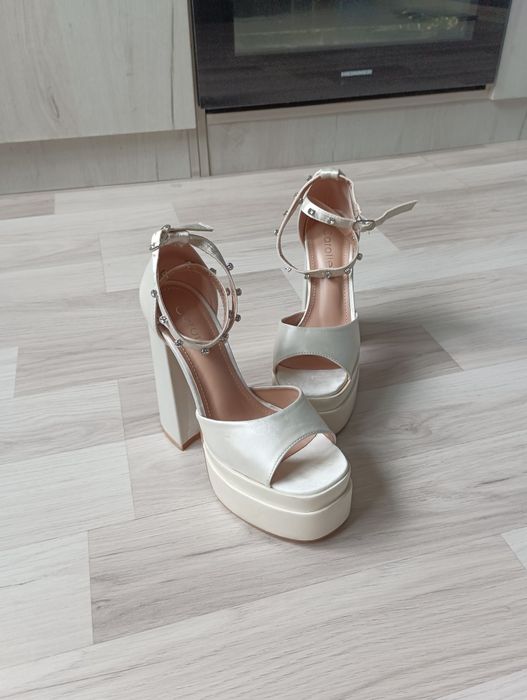 Сандали на ток-бели