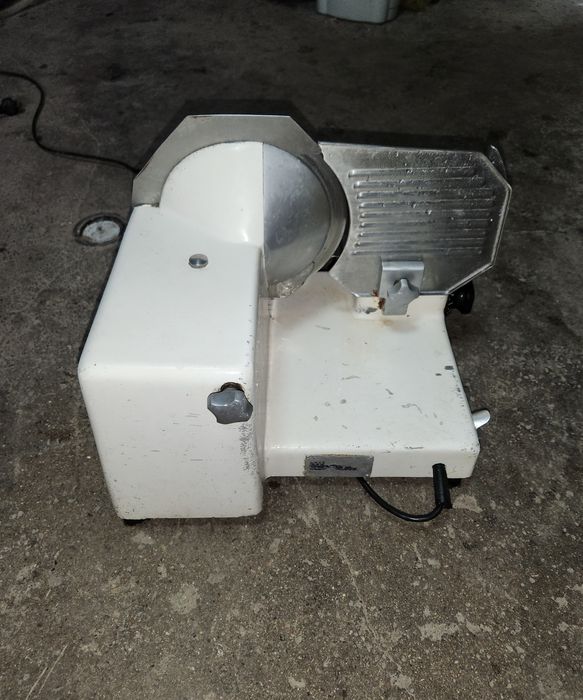 Продавам професионална колбасорезачка