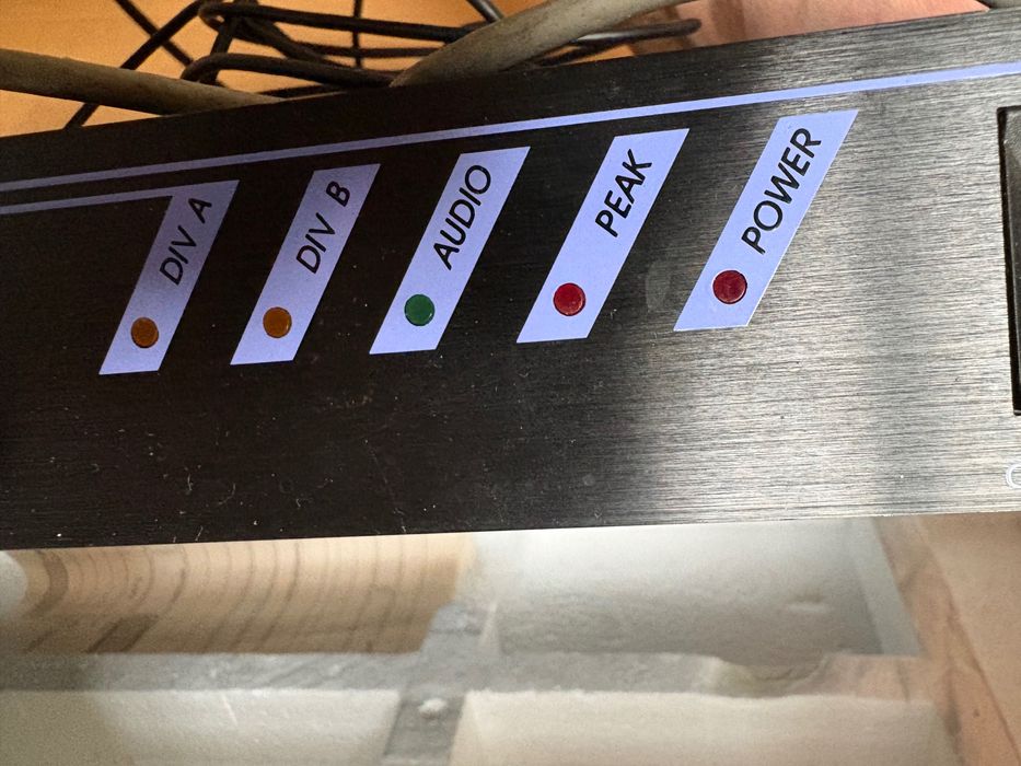 Ултрависокочестотен уайърлес микрофон