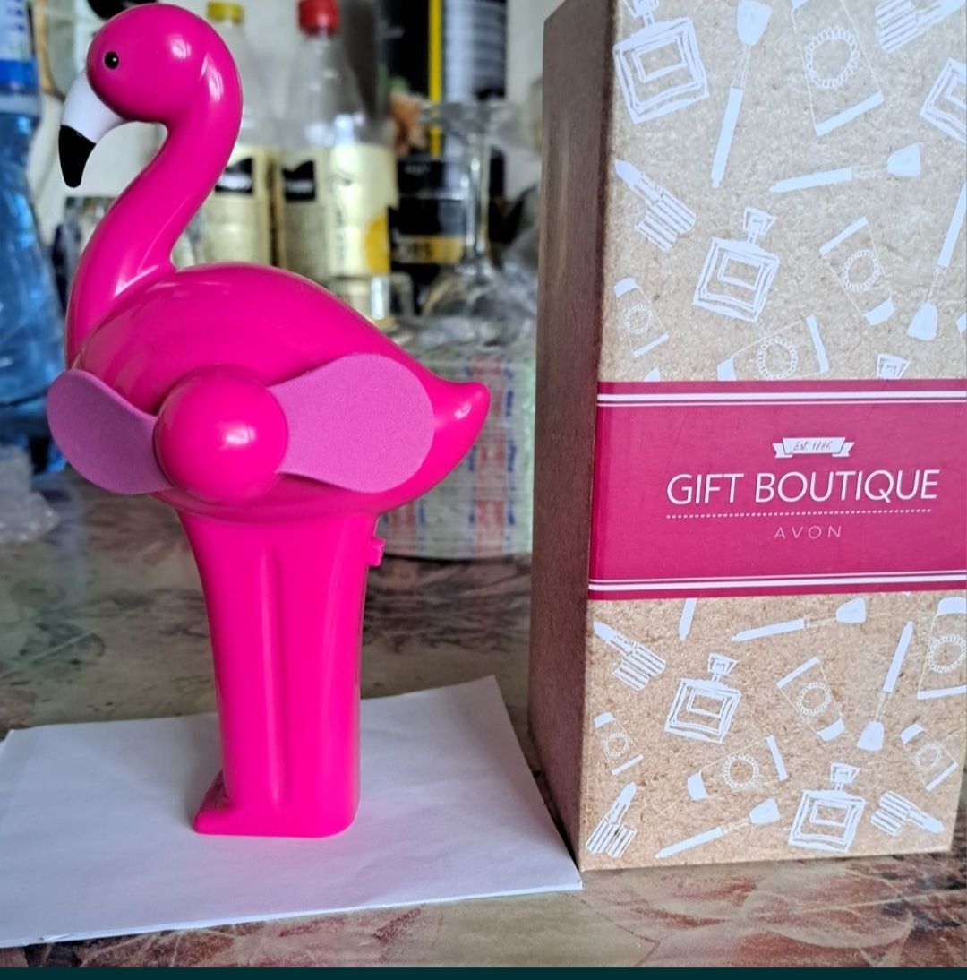 Продавам нов ръчен вентилатор на "Avon".