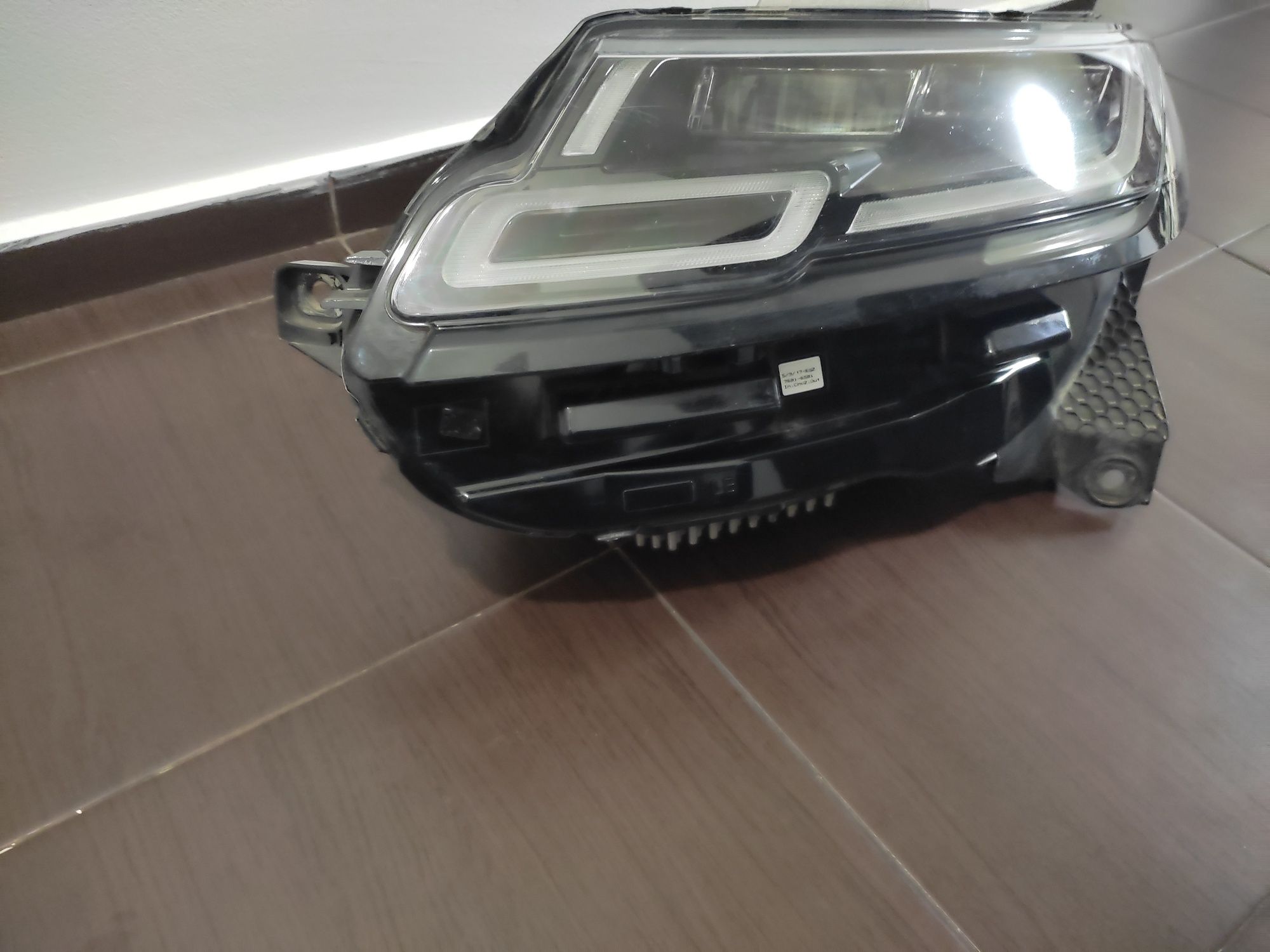 Far stanga Range Rover Velar