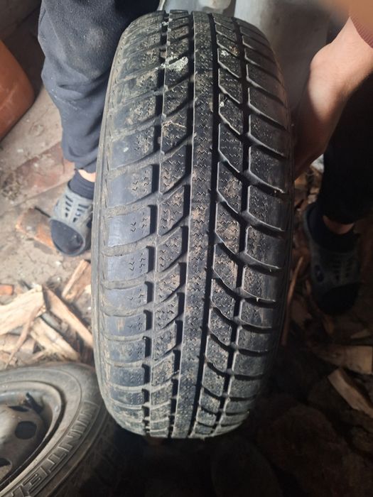 Vând cauciucuri R15/R16