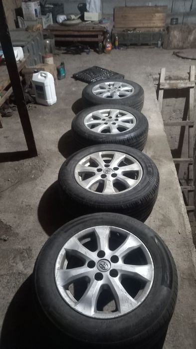 Продам диски с шинами от Тойота камри