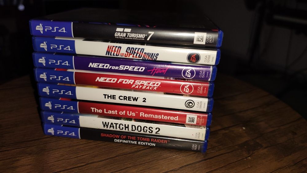 Playstation 4 Pro + două controllere,volan,dock răcire,8 jocuri