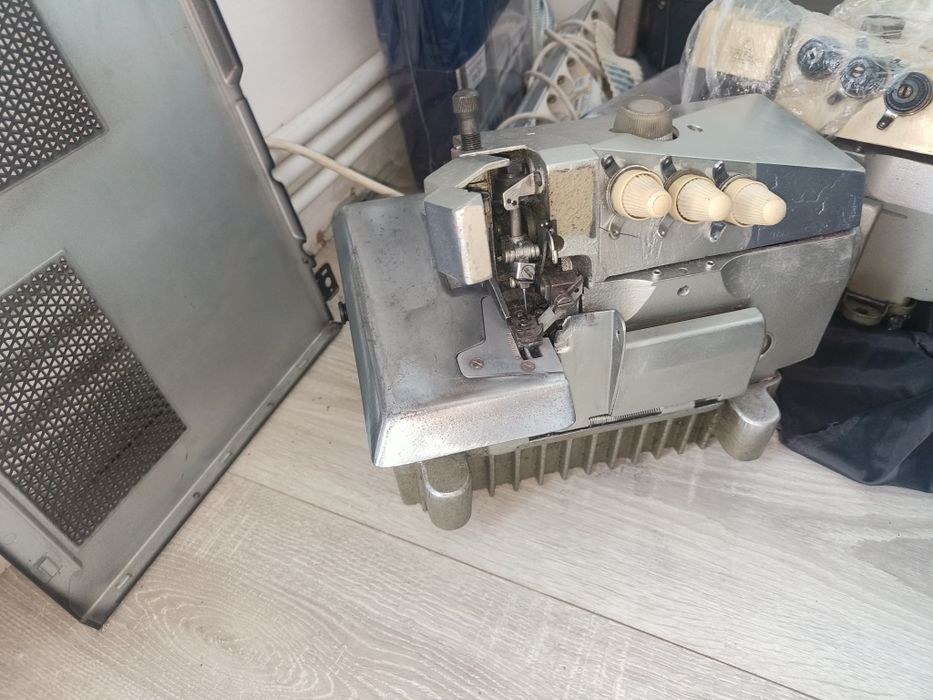 Mașină de surfilat cusut bernina