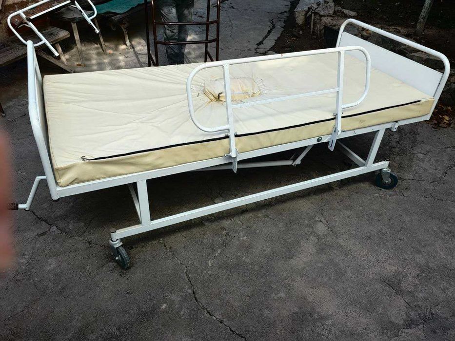 Медицинская кровать
