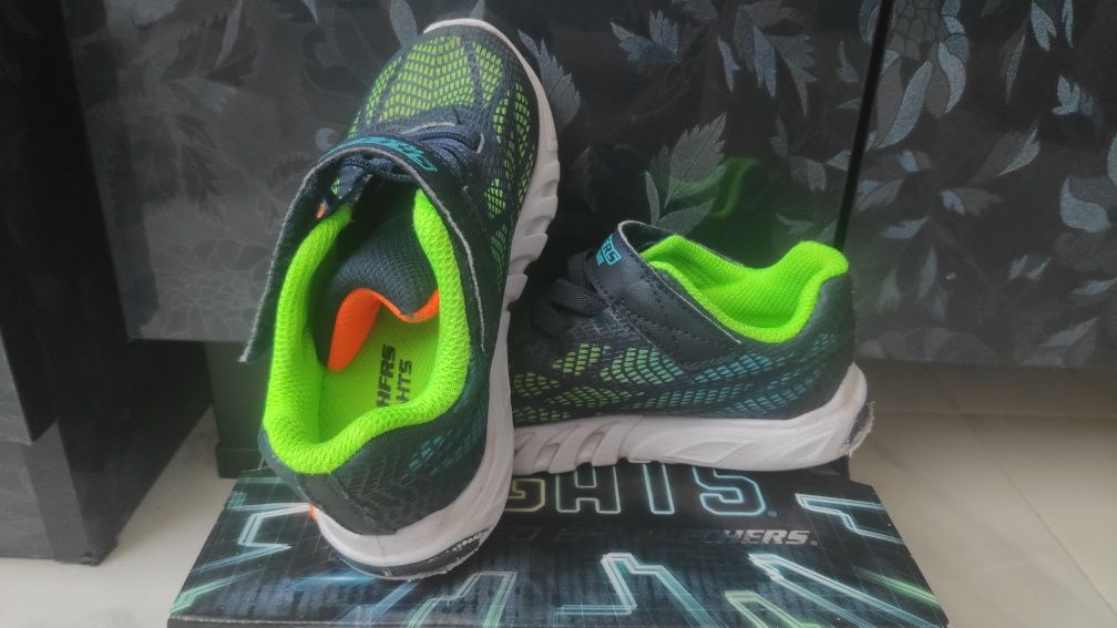 Продавам - детски маратонки Skechers Vorlo номер 26