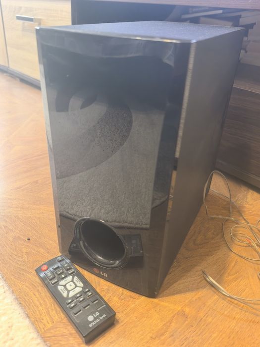 Саундбар LG NB2540 с активен субуфер и дистанционно управление.