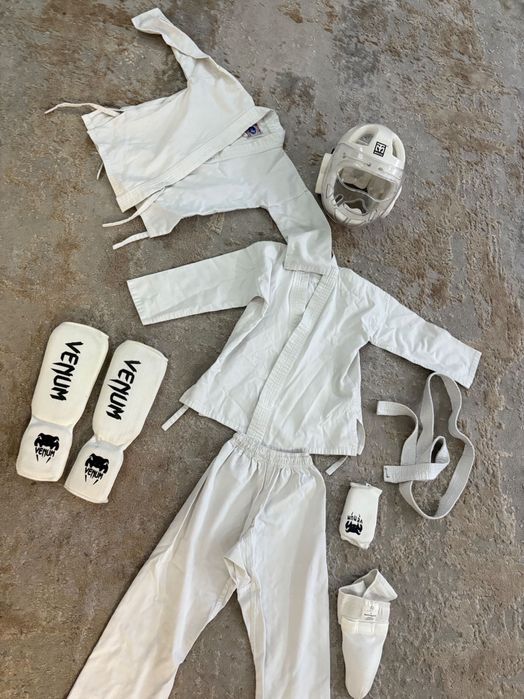 Карате кимоно, шлем , защита .