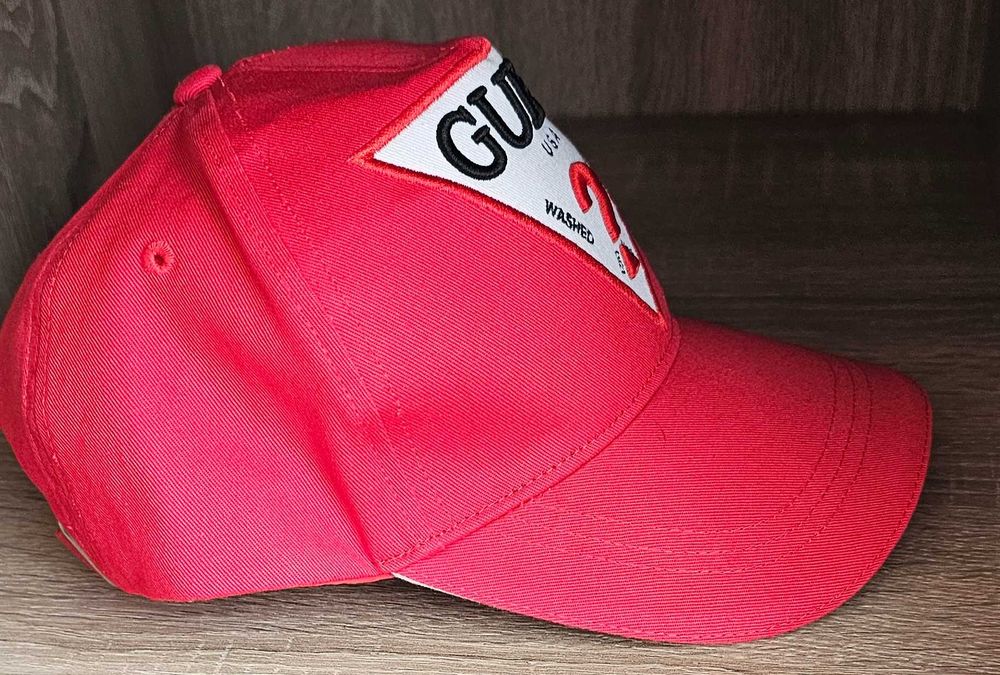 Шапка с козирка Guess