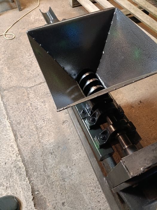 Malaxor și presă de brichetat rumeguș cu cărbune lignit