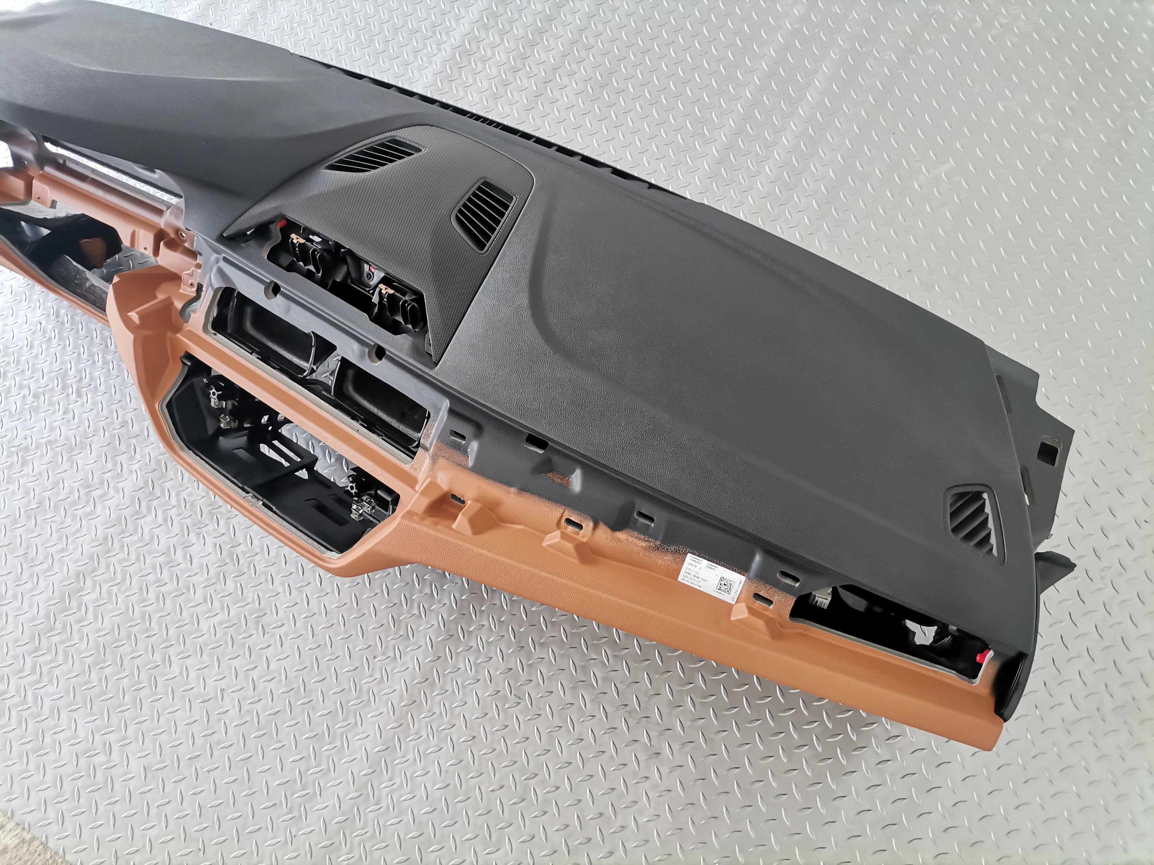 Ново Табло BMW 5 G30 G31 G38 Lci без HUD Cognac гума