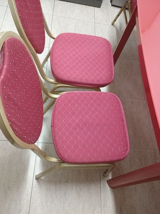 Scaune pentru living ,4 scaune cu cadru metalic,auriu cu stofa roșie