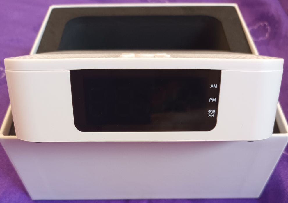 Boxă portabilă cu încărcător wireless și ceas
