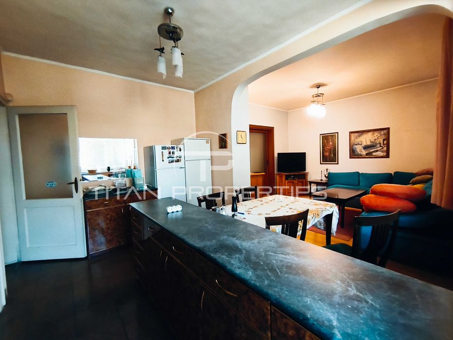 Тристаен обзаведен апартамент в Център