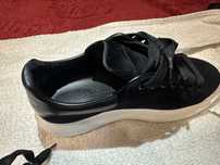 Mcqueen catifea noi