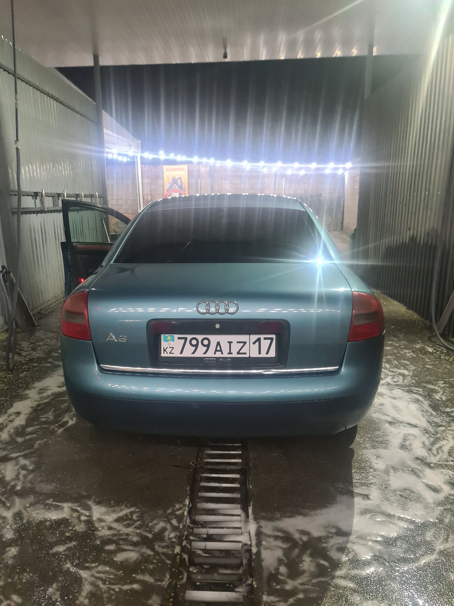 Audi A6 2000г         .