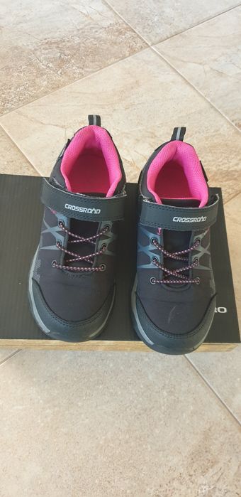 Adidasi marimea 32 sunt 2 perechi diferite