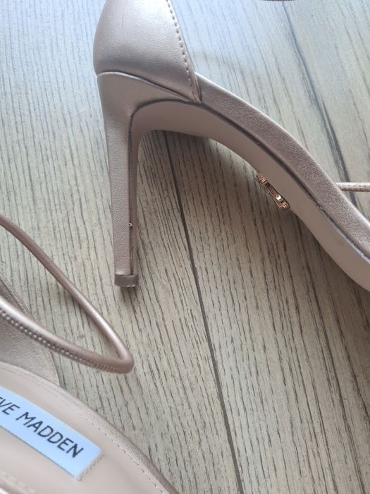 Sandale aurii de piele ecologica si barete inguste cu toc 9 cm