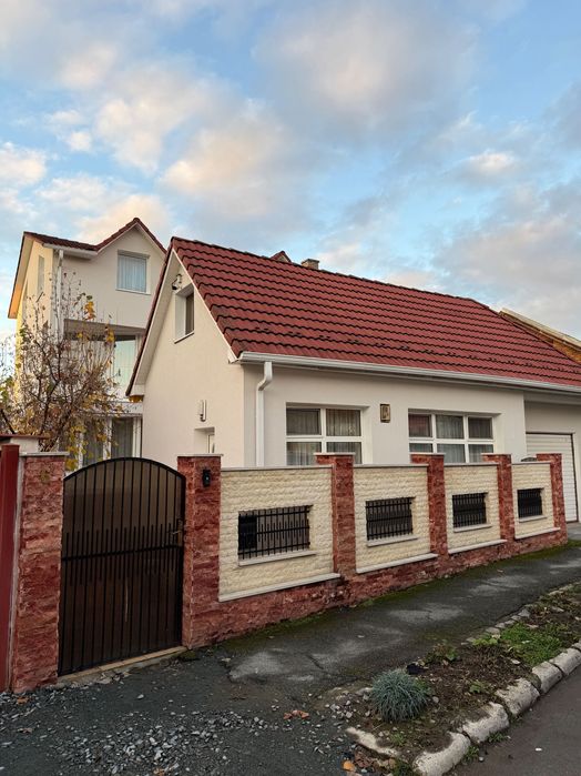 Casă ultracentrală în zona istorică Bistrița, 3 nivele, garaj