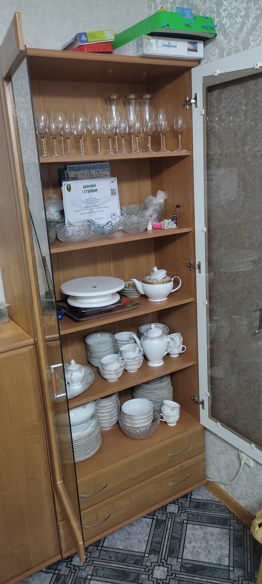 Продам шкаф для посуды