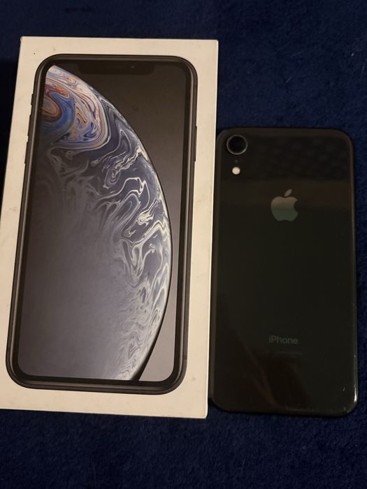IPhone XR с документами