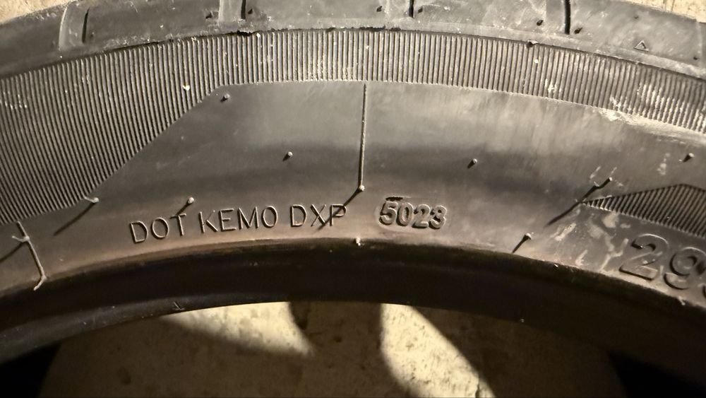 Четири Летни гуми и зимна една 295/40/R21