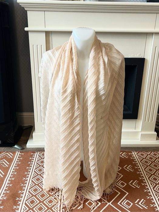 Нежен шал от проблясваща матетия