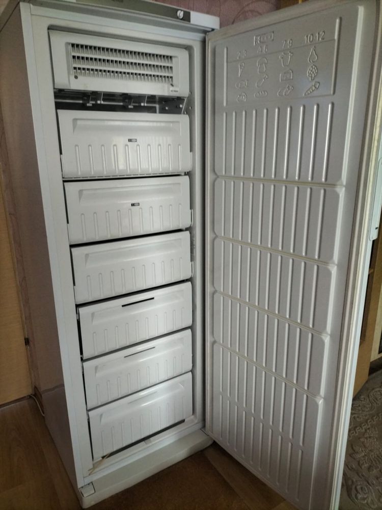 Продам морозильную камеру Indesit
