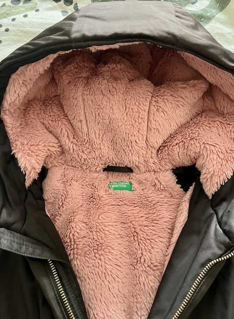Зимно дълго яке Benetton - цвят антрацид с розов пух, водоустойчиво