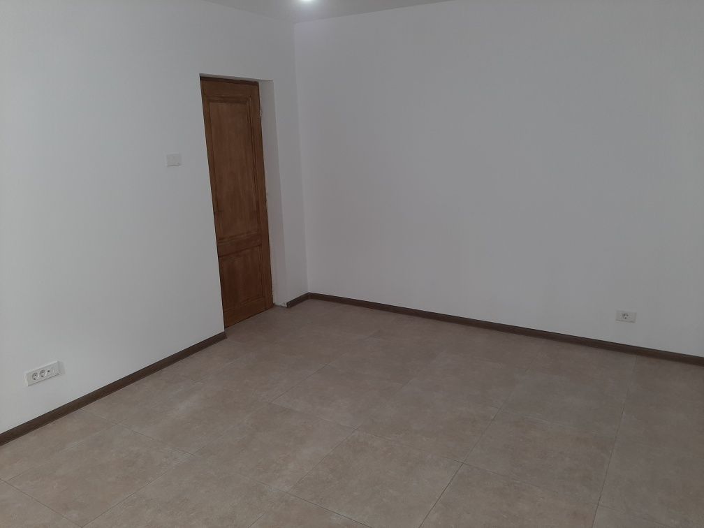 de inchiriat apartament nemobilat pentru sediu