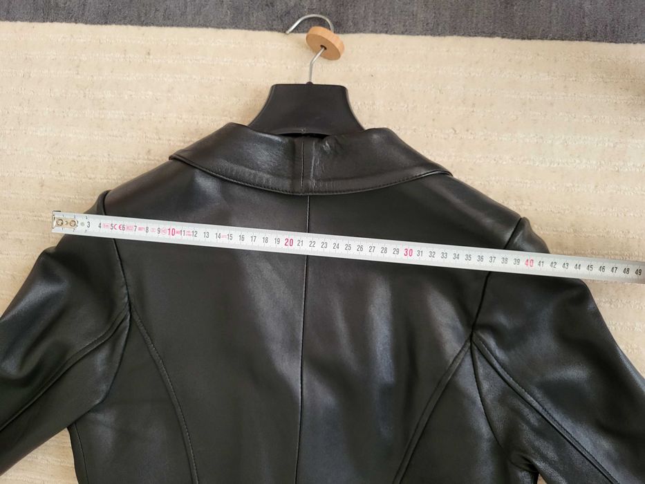 Haina neagra-dama-piele naturala , mar. 40 (cu gaici pentru blana)