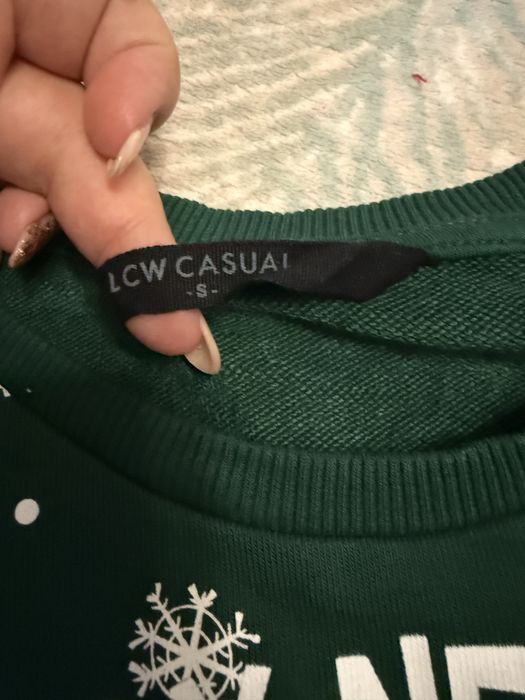 Продавам два коледни пуловера и две красиви рокли