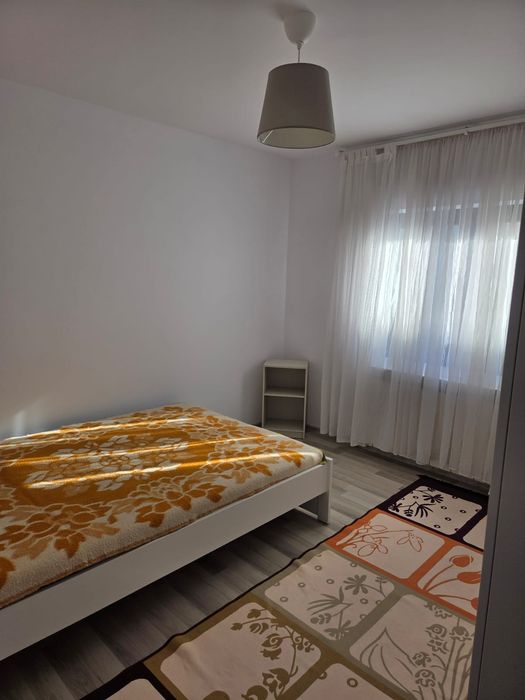 Închiriez apartament 3 camere CFR